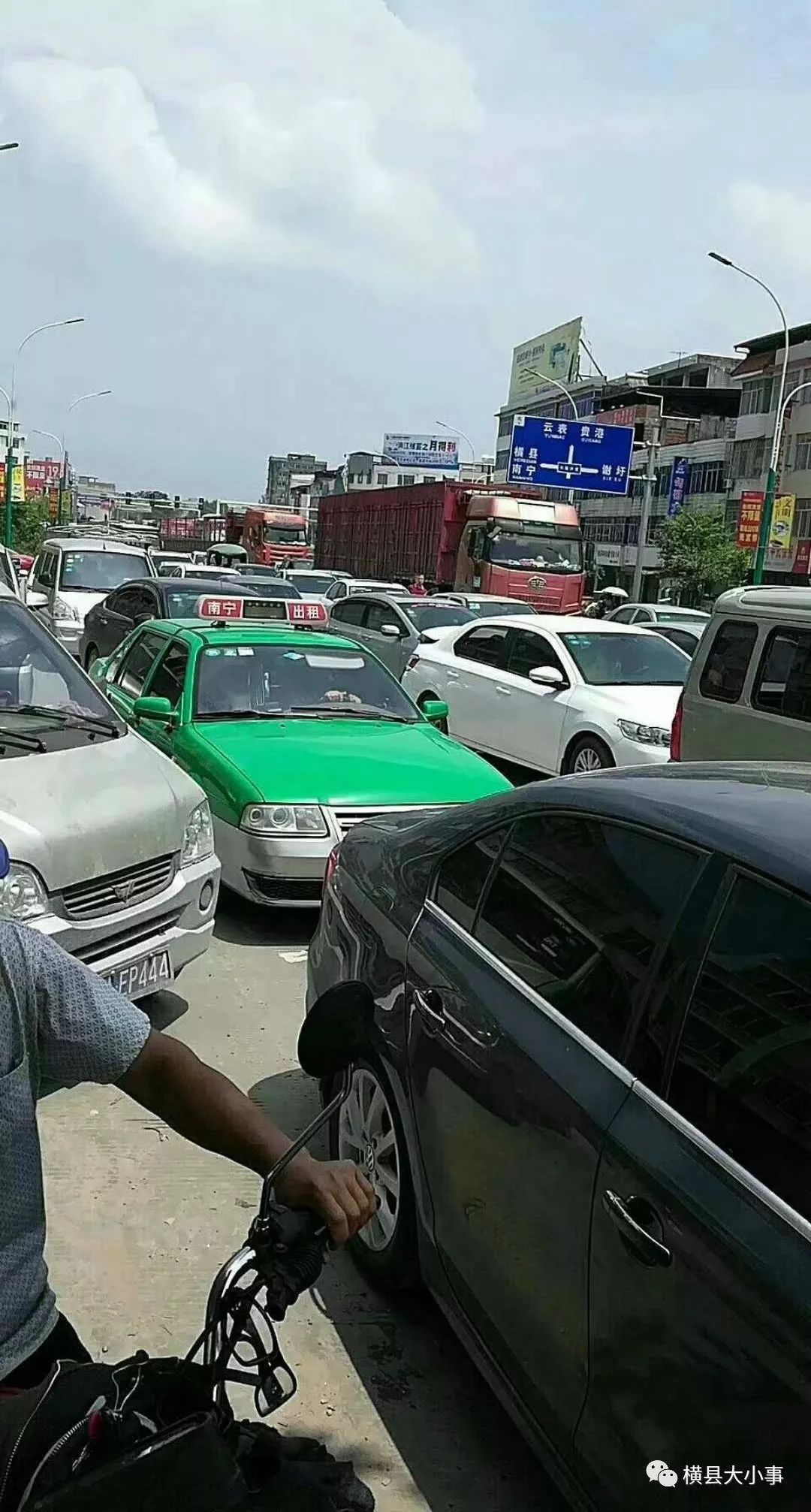 横县那阳大桥头修路,导致大堵车