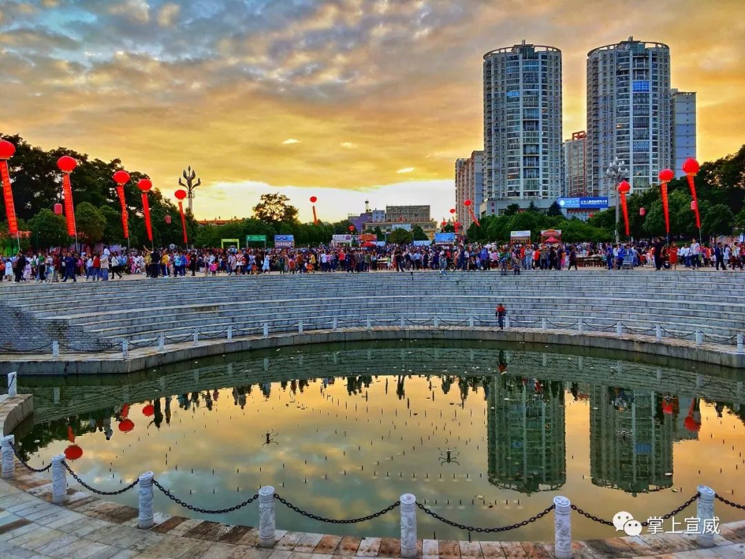 直升机环绕宣威美奂公园,为660桌迎客火腿宴增加亮点