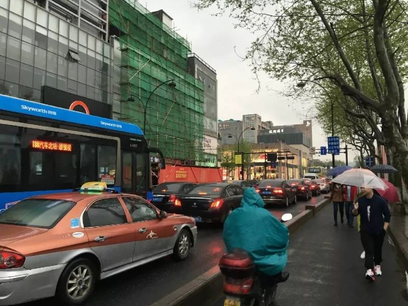 塘路,天目山路较畅通,平均速度一般能达到20km/h左右,文二路相对较