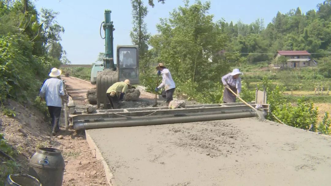 丰都社坛镇硬化深度贫困村道路中!预计10月竣工,解决群众出行难问题!