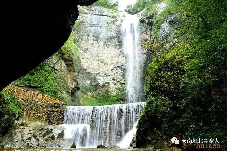 燕子河大峡谷天坑瀑布瀑底燕子河大峡谷天坑瀑布瀑底燕子河大峡谷