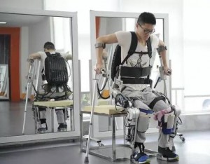 中国自主研发外骨骼机器人 截瘫患者穿上可自如行走