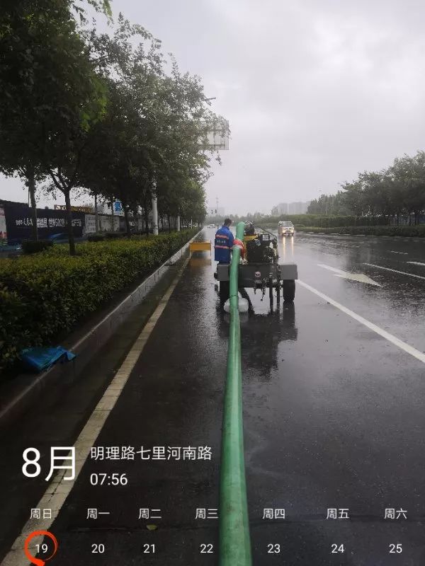 倾盆大雨把他们的衣服完全打湿,鞋子雨伞都成了累赘,他们却丝毫不退缩