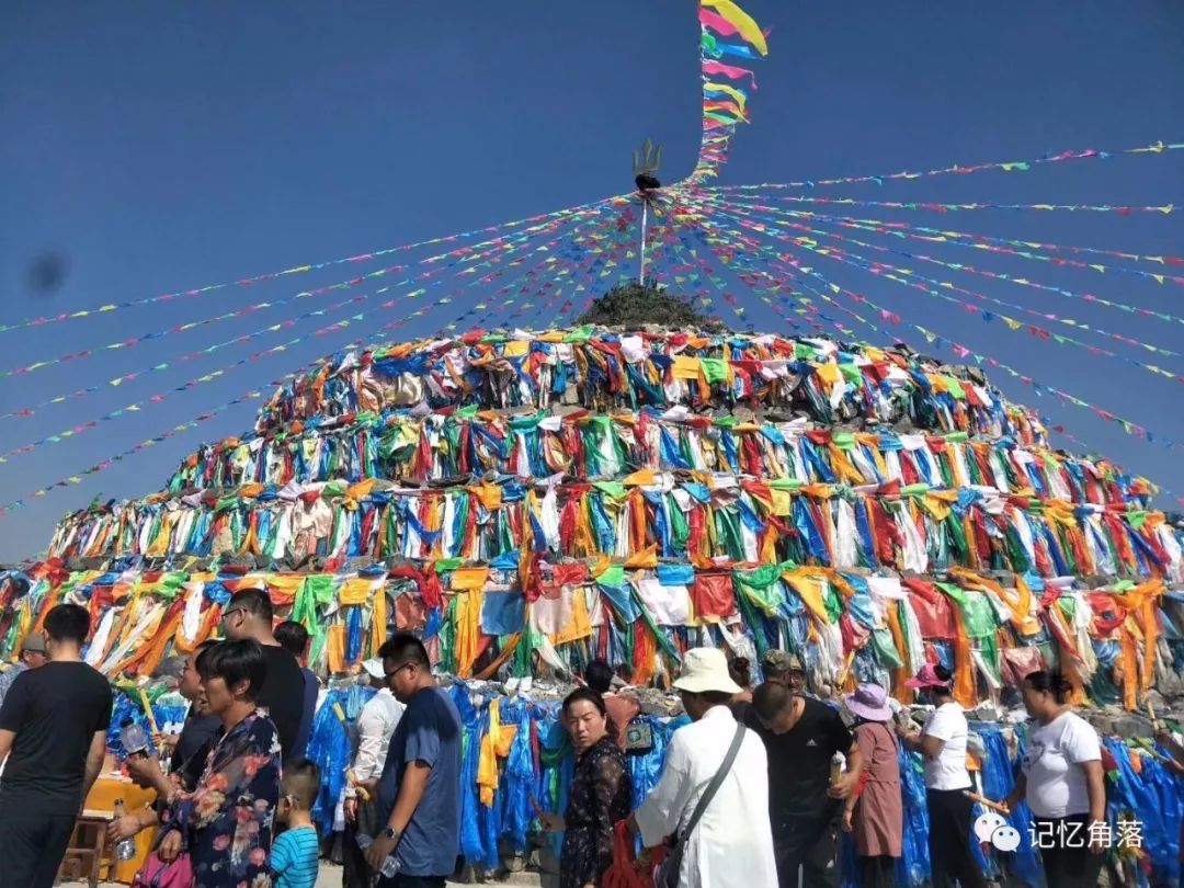 边走边嘴里念祈福词大家都围绕着敖包,从左向右三圈,祈求风调雨顺,四