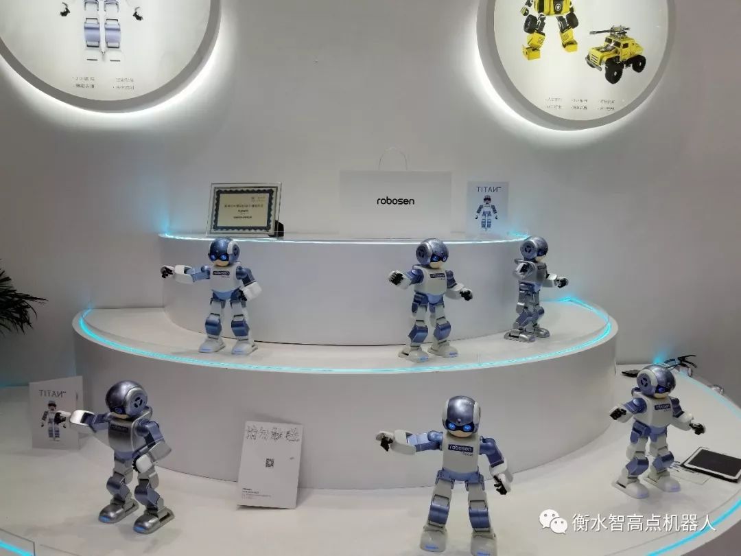 该仿真机器人由上海一家研发集团制造,是全球目前唯一的实名仿真机器