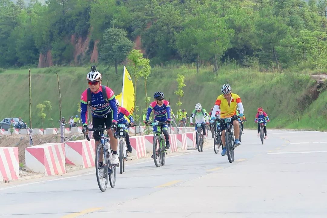 今天,会昌举行乡村自行车骑游活动,吸引300余名骑行运动爱好者参与