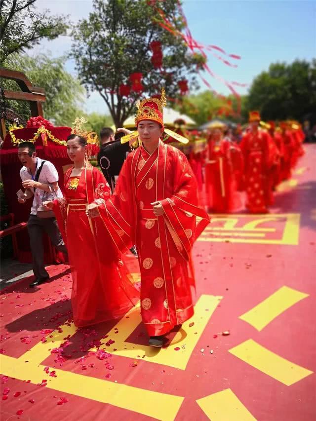 河南一景区惊现大宋盛世婚礼,单身男女看完纷纷想马上结婚!