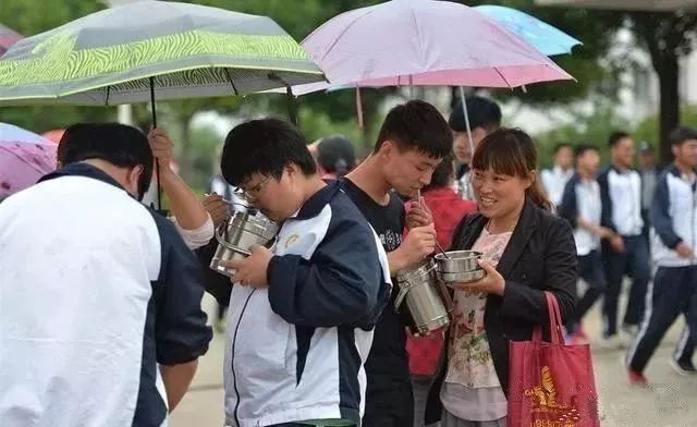 毛坦厂中学复读班开学 旧书身价飞涨 餐馆饭菜直接卖脱销!