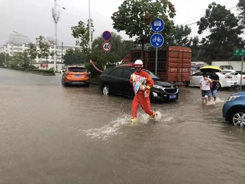 商丘多地遭遇暴雨消防员在暴雨中救援被困市民