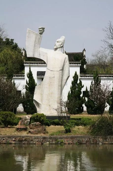 独坐敬亭山唐·李白众鸟高飞尽,孤云独去闲.相看两不厌,只有敬亭山.