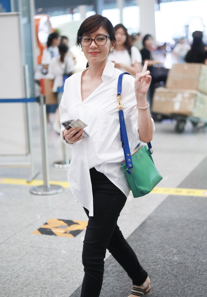 43岁贾静雯的机场秀 一件白衬衫就已经比其他女明星漂亮了