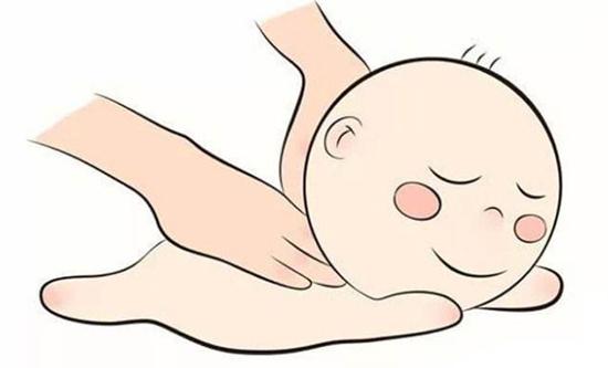 并用指尖抚触宝宝的每一根手指;按摩腿部时将一只手放在宝宝的肚子上