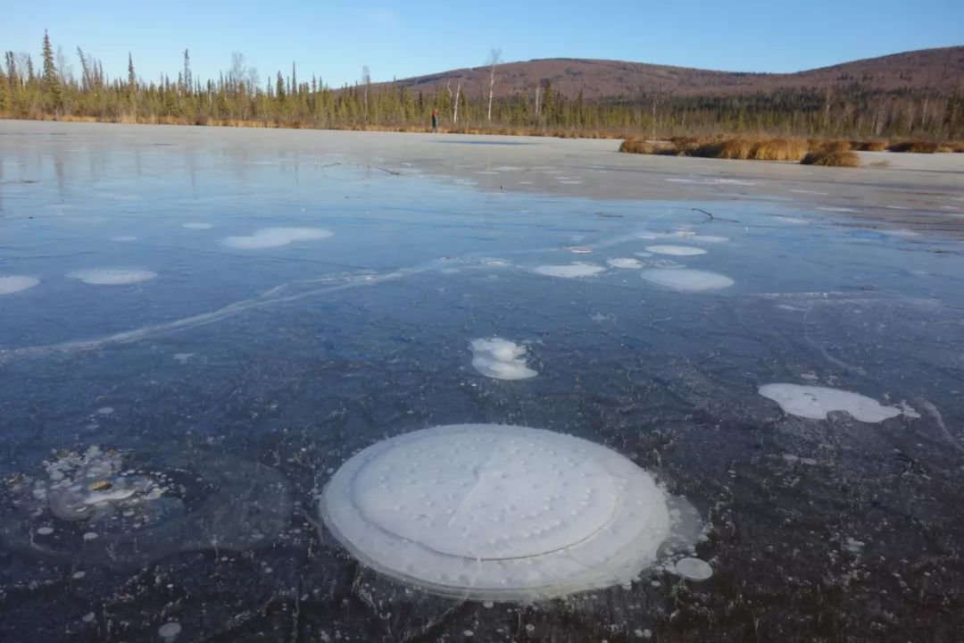 北极永久冻土层急速解冻 地球气候剧变或提前到来 湖泊