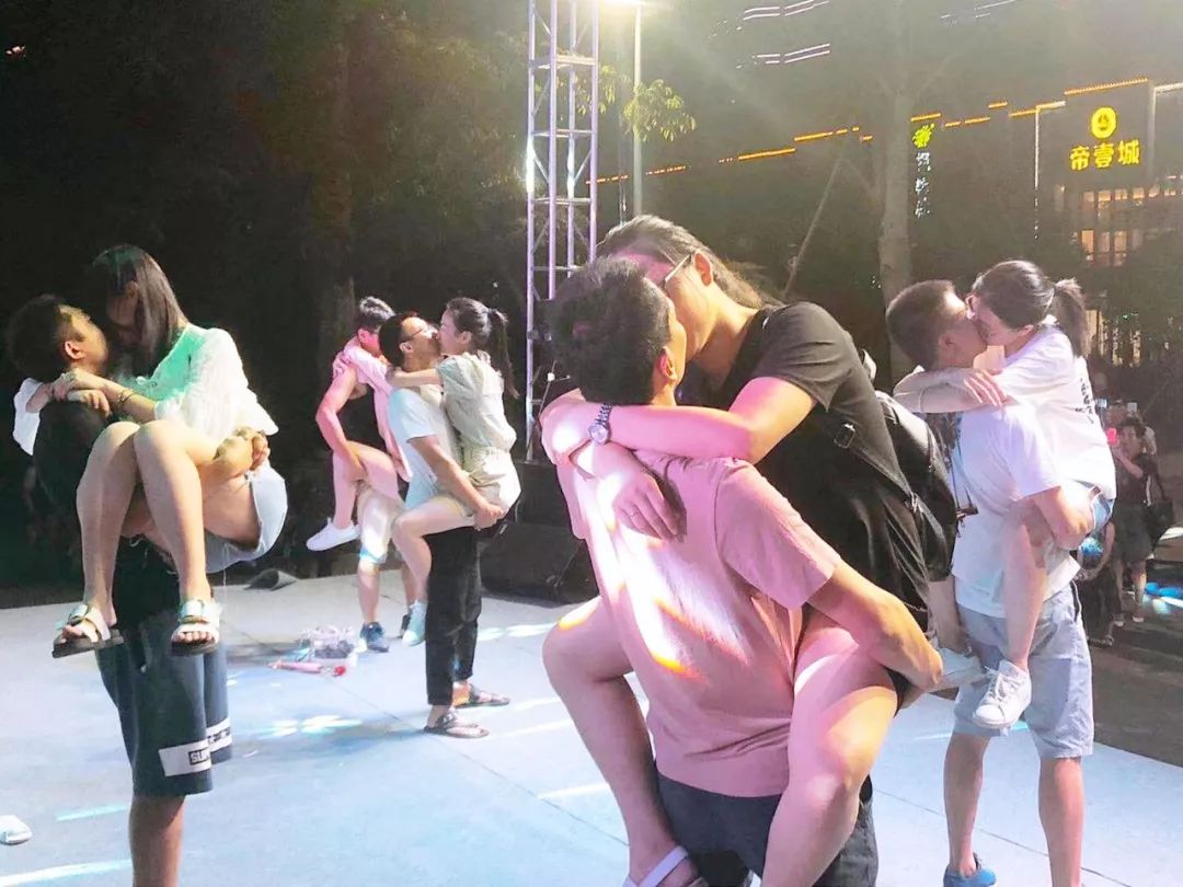 最让人期待的接吻大赛,男生们用各种姿势抱起女友亲吻,在台上幸福的撒