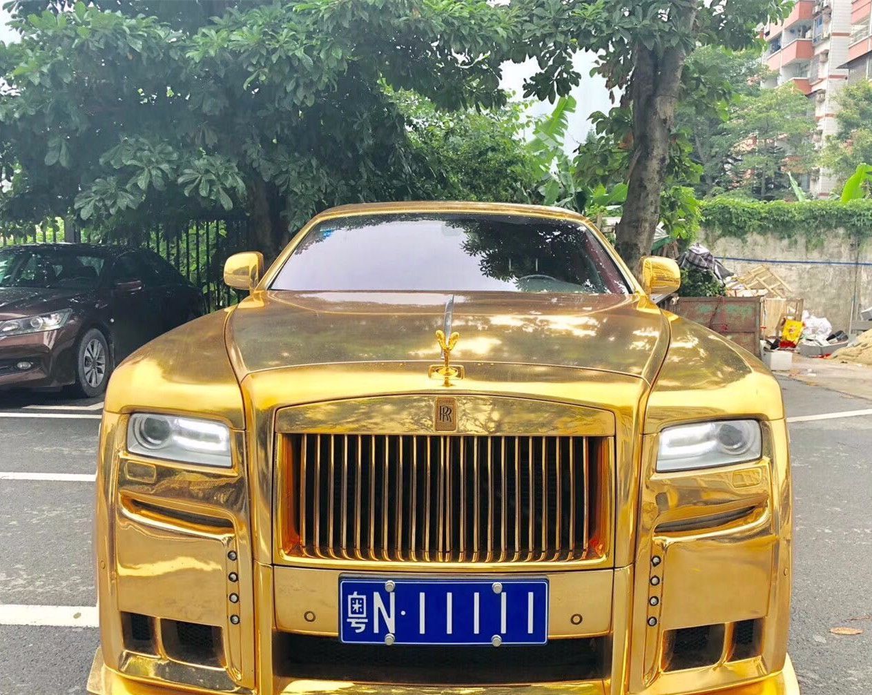 26岁亿万富豪,座驾是黄金版劳斯莱斯,车牌号80万