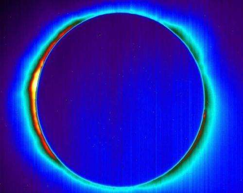 离地5万英尺的日食红外线照片,日冕清晰可见.