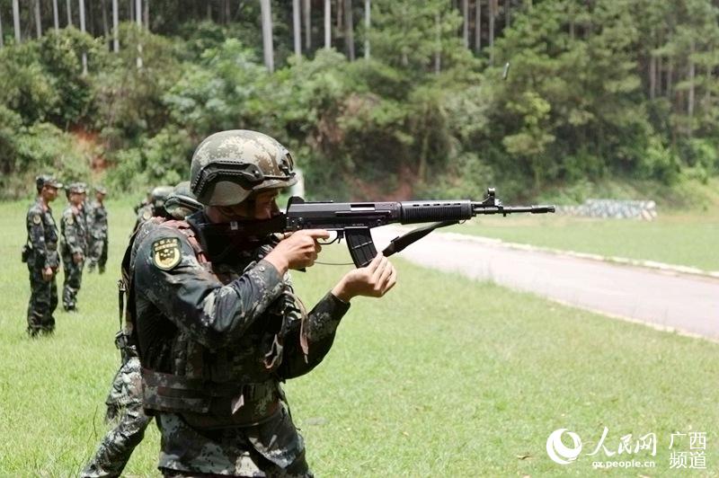 参赛队员正在进行自动步枪快速精度射击