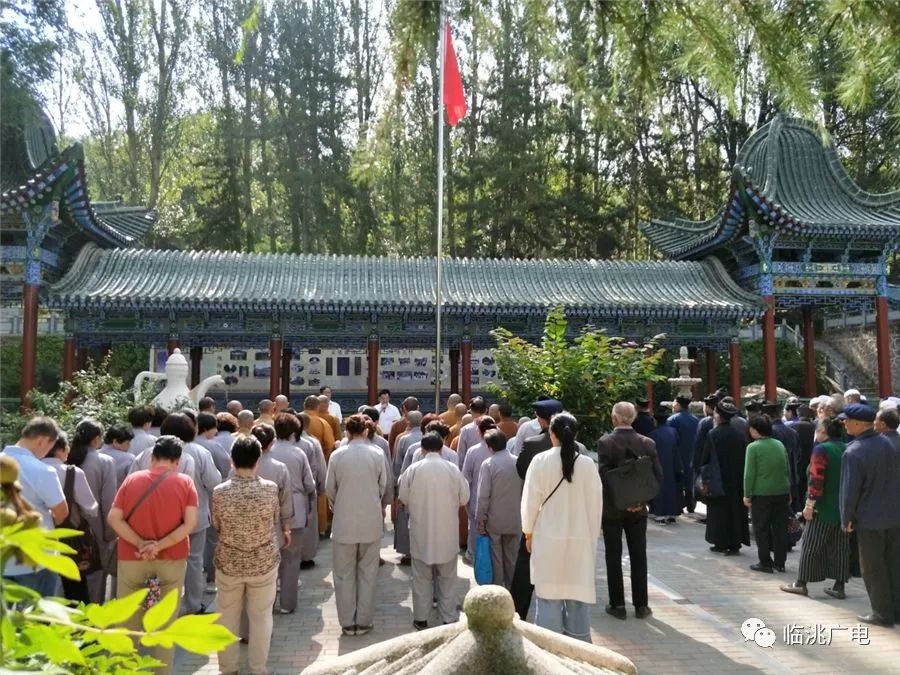 临洮县首次升挂国旗仪式在穆夫提东拱北隆重举行