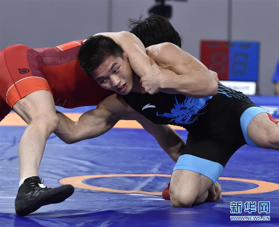 摔跤57公斤级铜牌争夺赛中,中国选手刘明瑚3比3战平日本选手高桥侑希