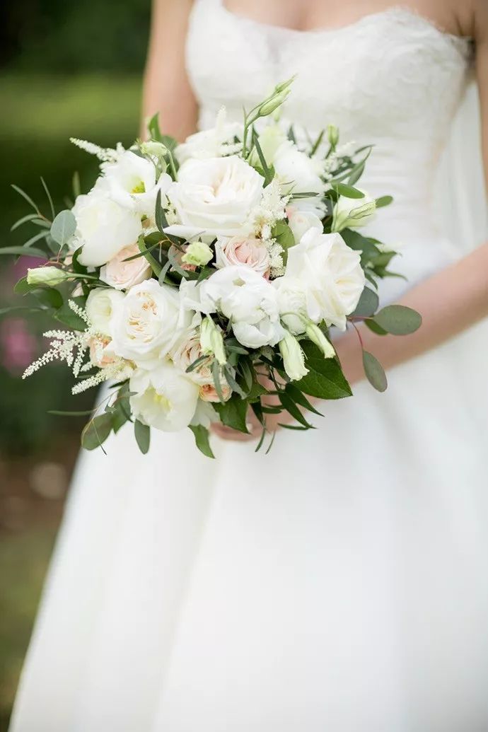 白 色 白色代表纯净 也是西式婚礼中最经典的颜色 白色系的手捧花