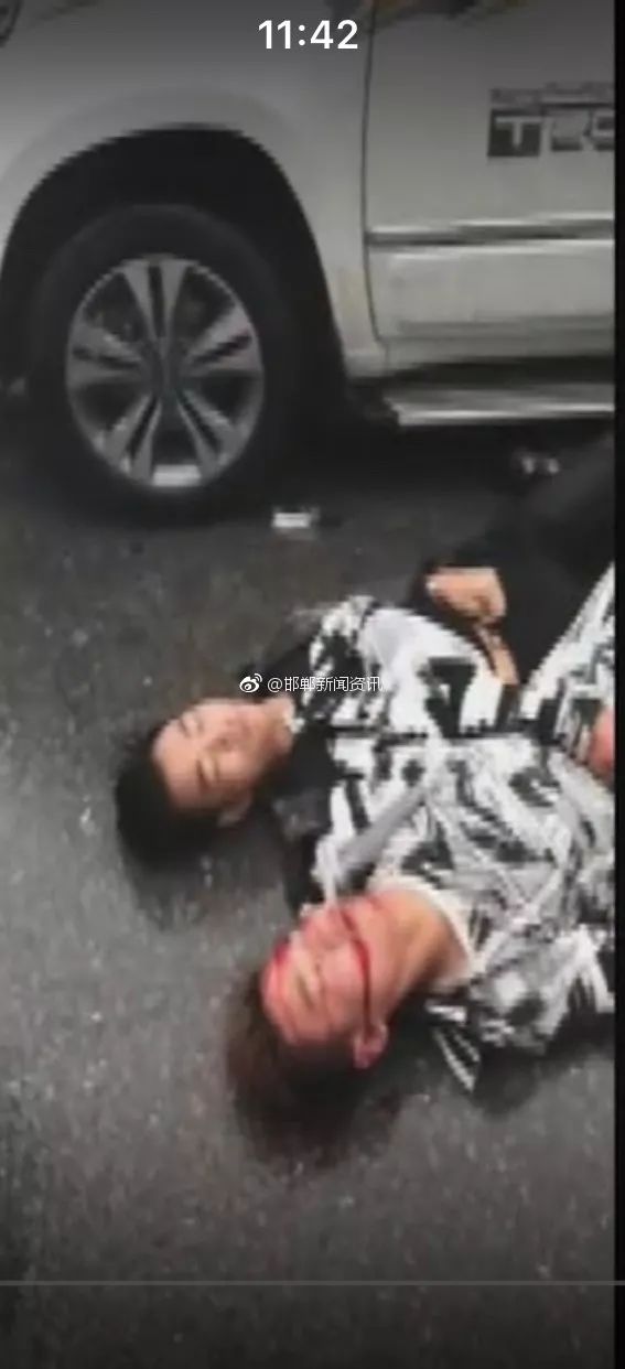 魏县三中南路口发生一起摩托车车祸,两男子被撞飞!