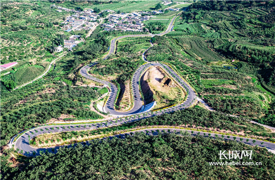 长城旅游公路.曹建雄 摄