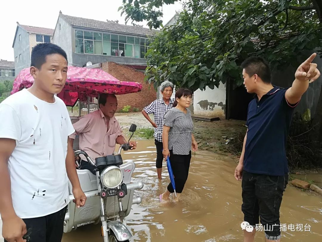 曹庄镇洪河村党员干部在指导村民排除内涝赵屯镇吕集村排除内涝组织