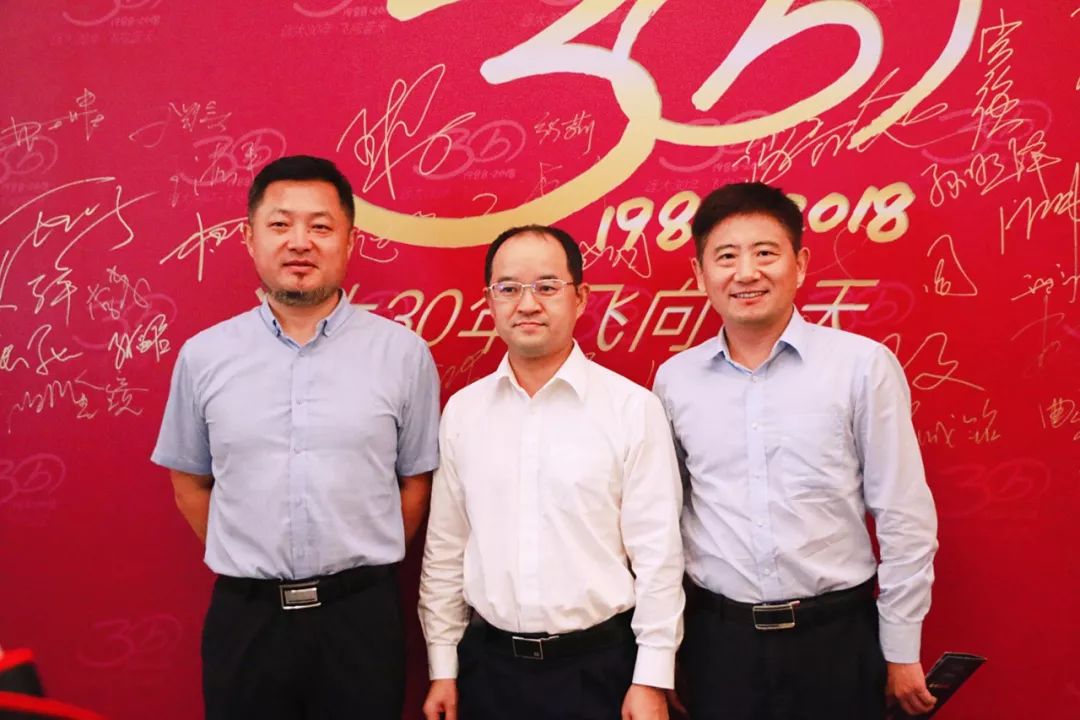 集团董事长,总裁段林(右一),副总裁宫强(左一)与远大科技集团ceo彭