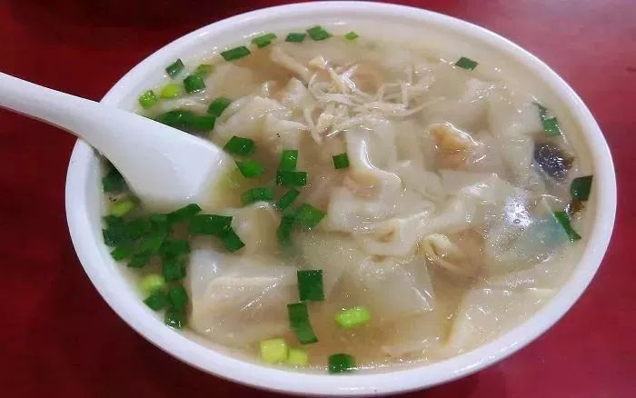 鸡丝馄饨味道鲜香,汤料十足,里面还加了胡椒面,纵使香味浓郁也不腻口.