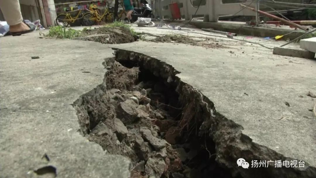 离谱!扬州一小区地面沉降开裂,施工队:水泥糊一下!