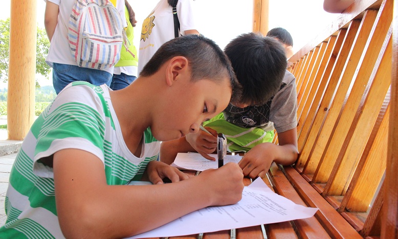 当地小学生正在认真做调查问卷