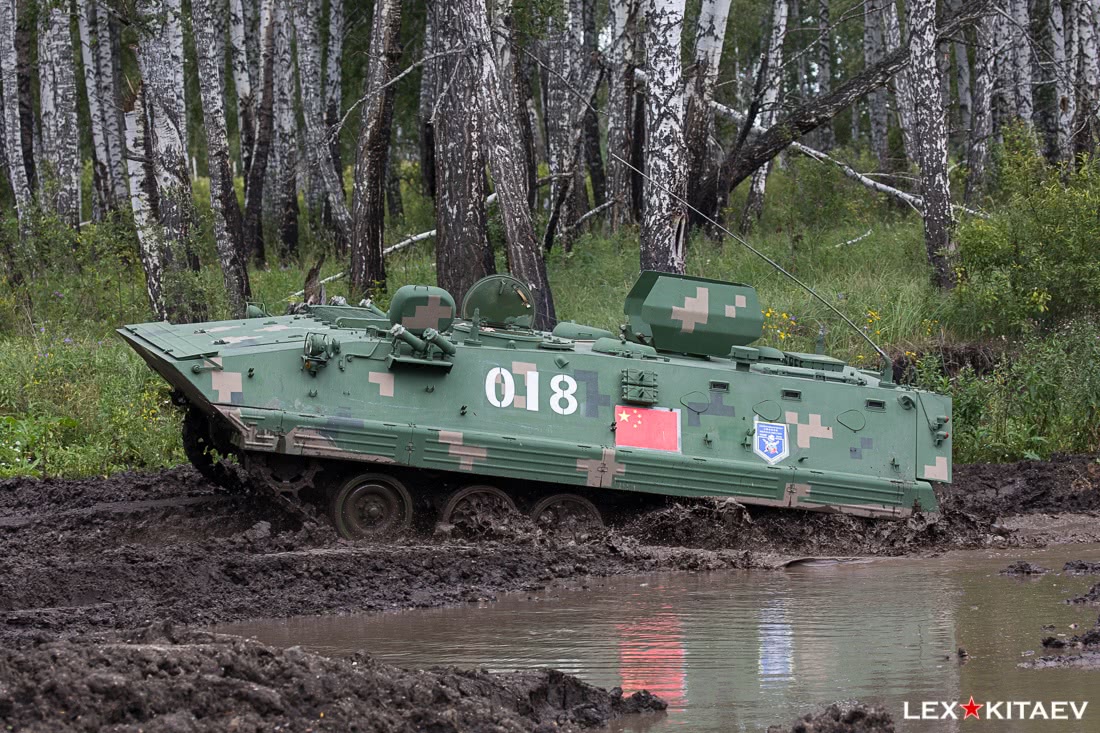 解放军的85式装甲车虽然老一点,但战斗中也能还好发挥出自己的作用.