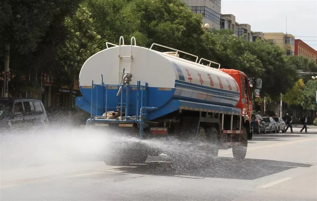 【搞不懂】市区人民路上,洒水车下雨天还在作业!浪费资源?