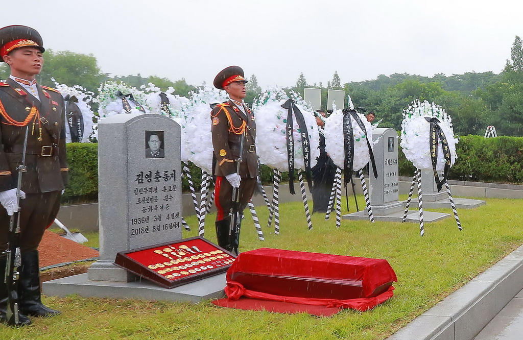 朝鲜为金永春举行国葬 金正恩冒雨为元帅捧土