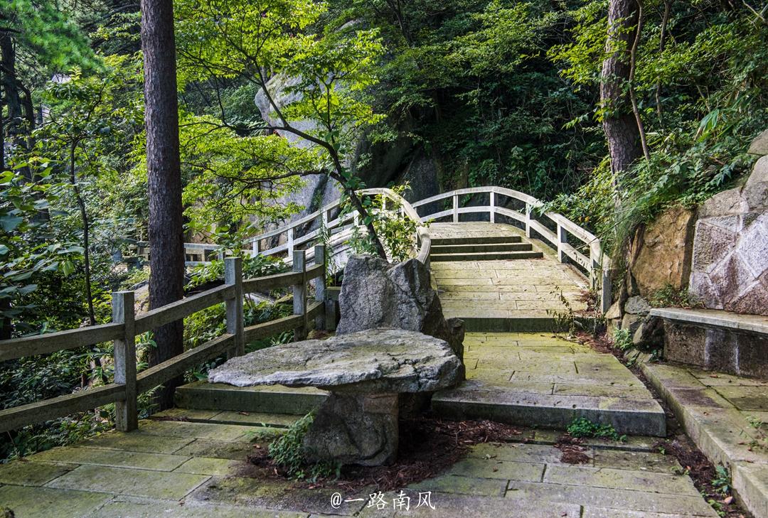 安徽旧省会有座低调名山，风景如画不输黄山，古代曾是五岳之一！：泛亚电竞官网(图2)