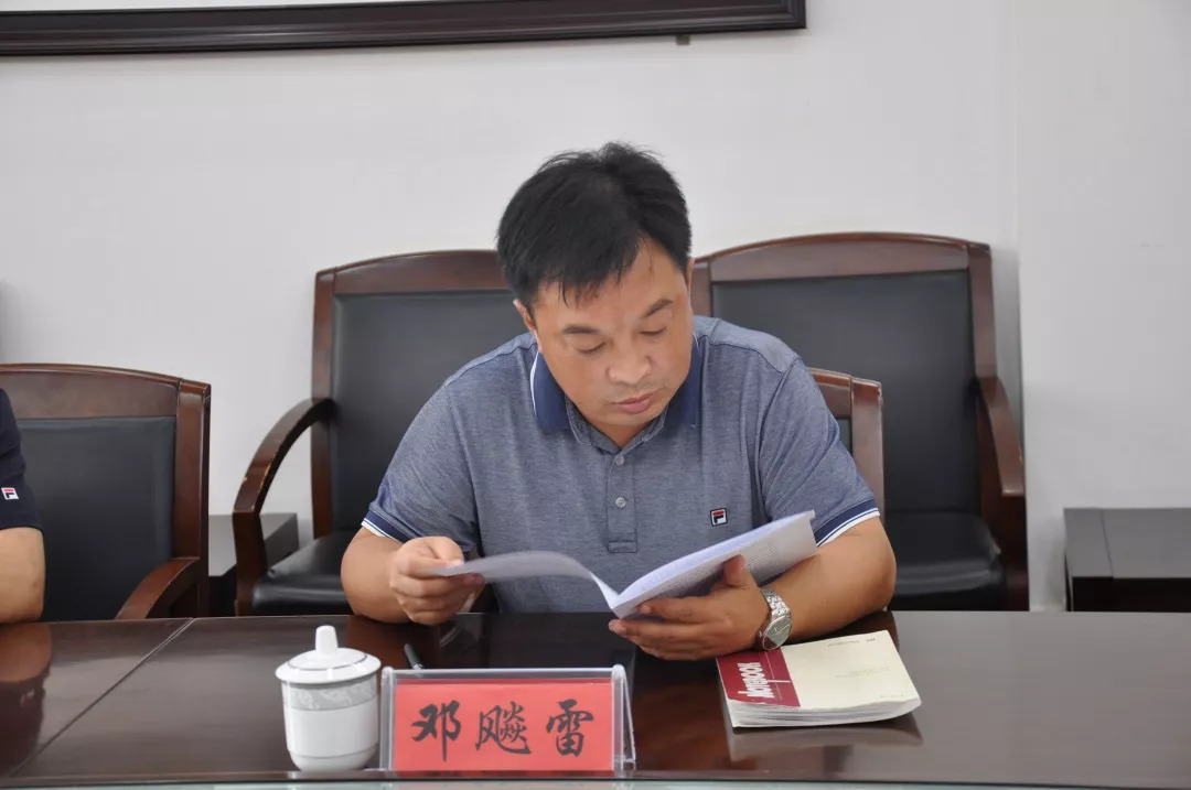 8月14日,州委政法委副书记,州专项整治活动领导小组办公室主任邓飚雷