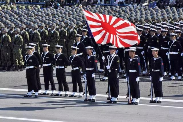 日本海上自卫队从着装到旗帜都和当年的旧日本海军如出一辙