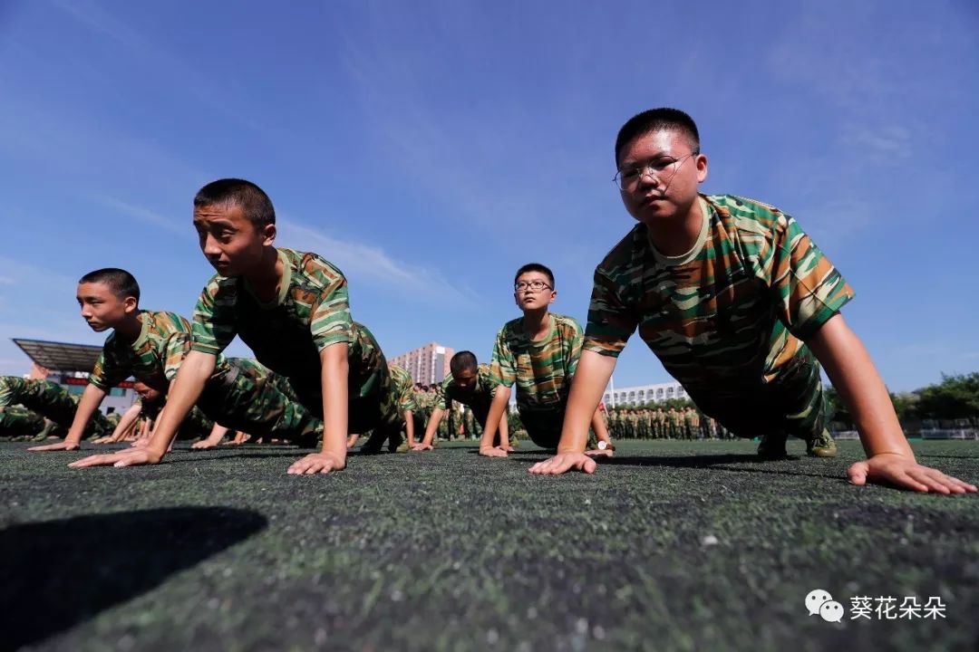 中已透露出坚定;或许,孩子们的步伐还未矫健,但他们已懂得昂首挺胸