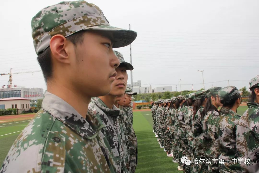 以青春的名义开启精彩的高中生活哈十中举行2018级高一新生军训开营式