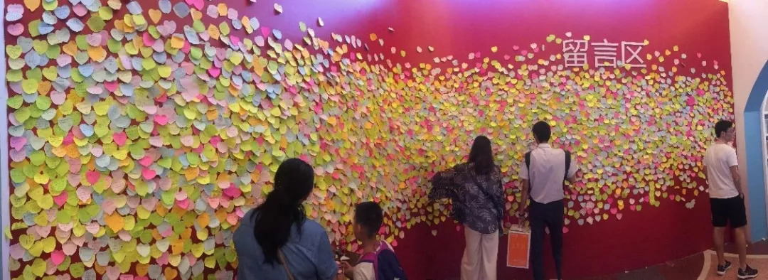 5米高的"留言墙",超过5000位读者在这面墙写下各种正能量留言以及对
