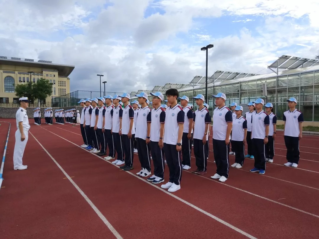 8月19日下午,青岛39中(海大附中)2018级高中学生国防教育训练营开营式