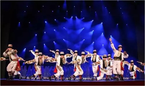 有歌必有舞,乌孜别克族舞蹈优美轻快而富于变化,舞姿舒展,展示浓郁