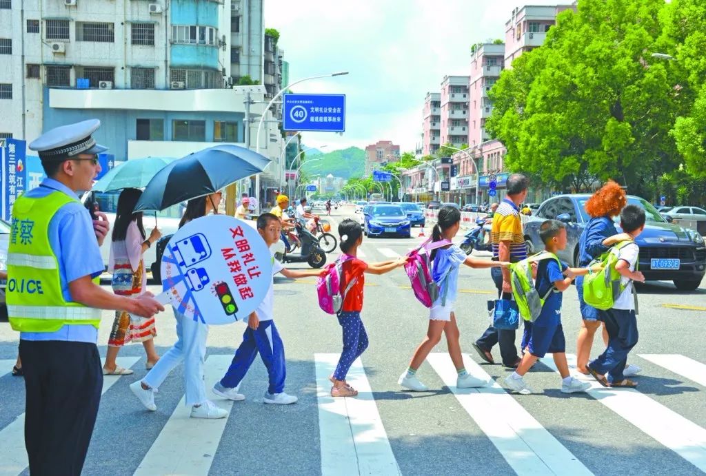 长春一学生过马路被撞骨折20名车主被曝光这5处示范路口严管车不让人