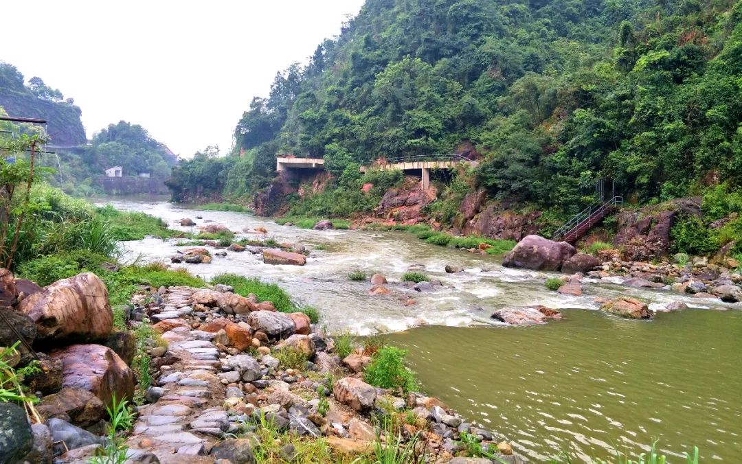 离宁德市区仅3km,藏着一个山青水秀的秘境,还能骑马,在石头房里ktv!