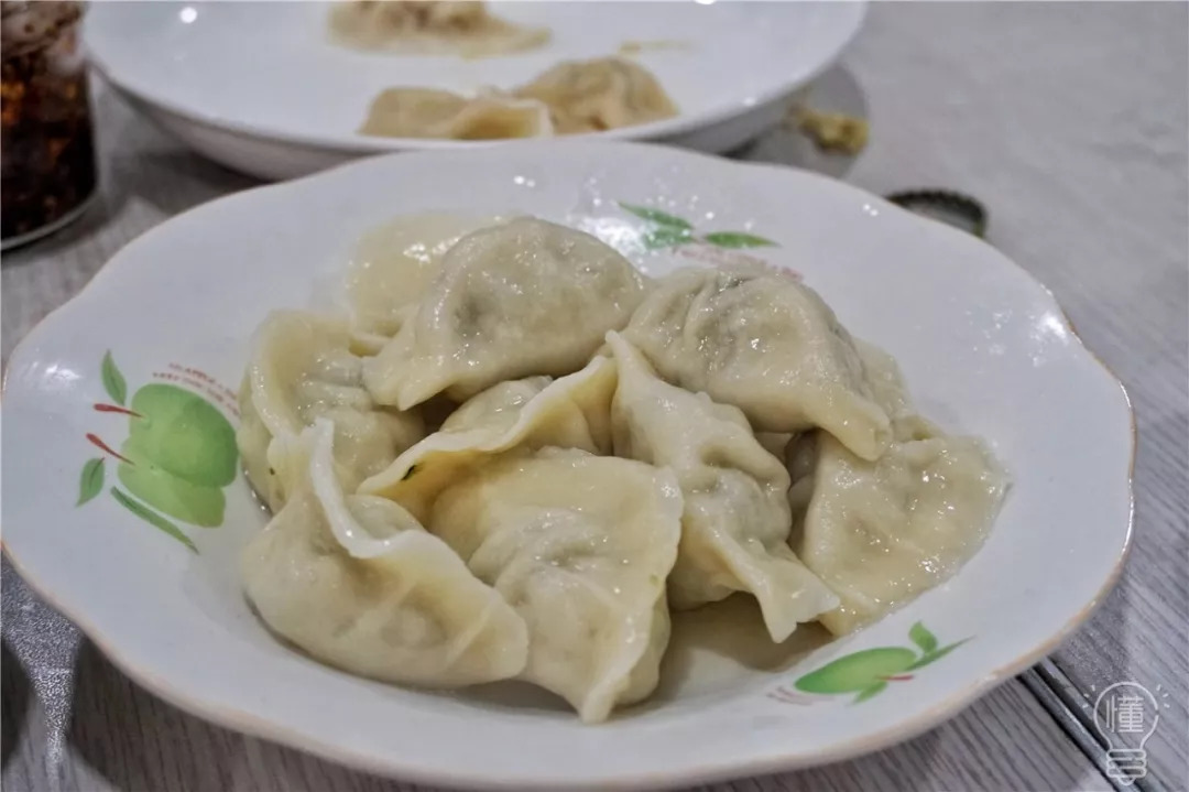 照喜欢的口味点了两份干捞 一份豪华版加蛋牛肉煎饺 对于把水饺当大餐