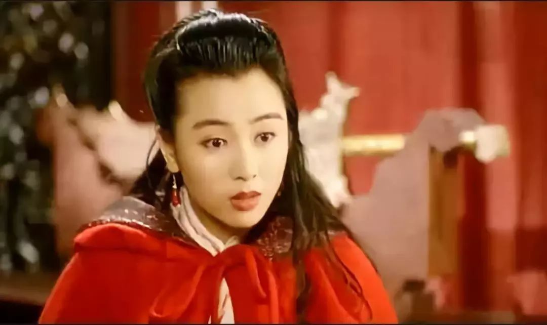 袁洁莹在92电影版《鹿鼎记》饰"双儿"此外,她还与古天乐,郭富城,张