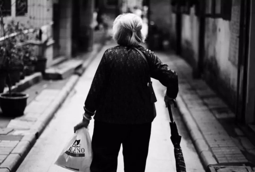 日本独居老人600万,每年4万人独自离世,比孤独活着更恐怖的是"孤独死"