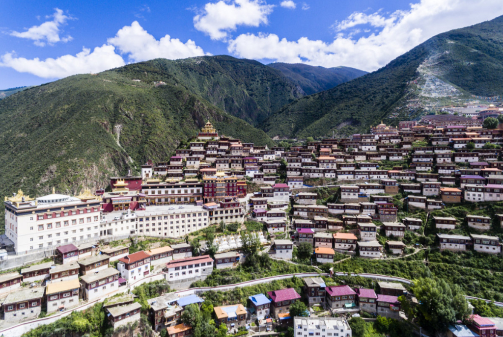 航拍那些依山而建的藏寺,雄伟壮丽很震撼_西藏昌都地区