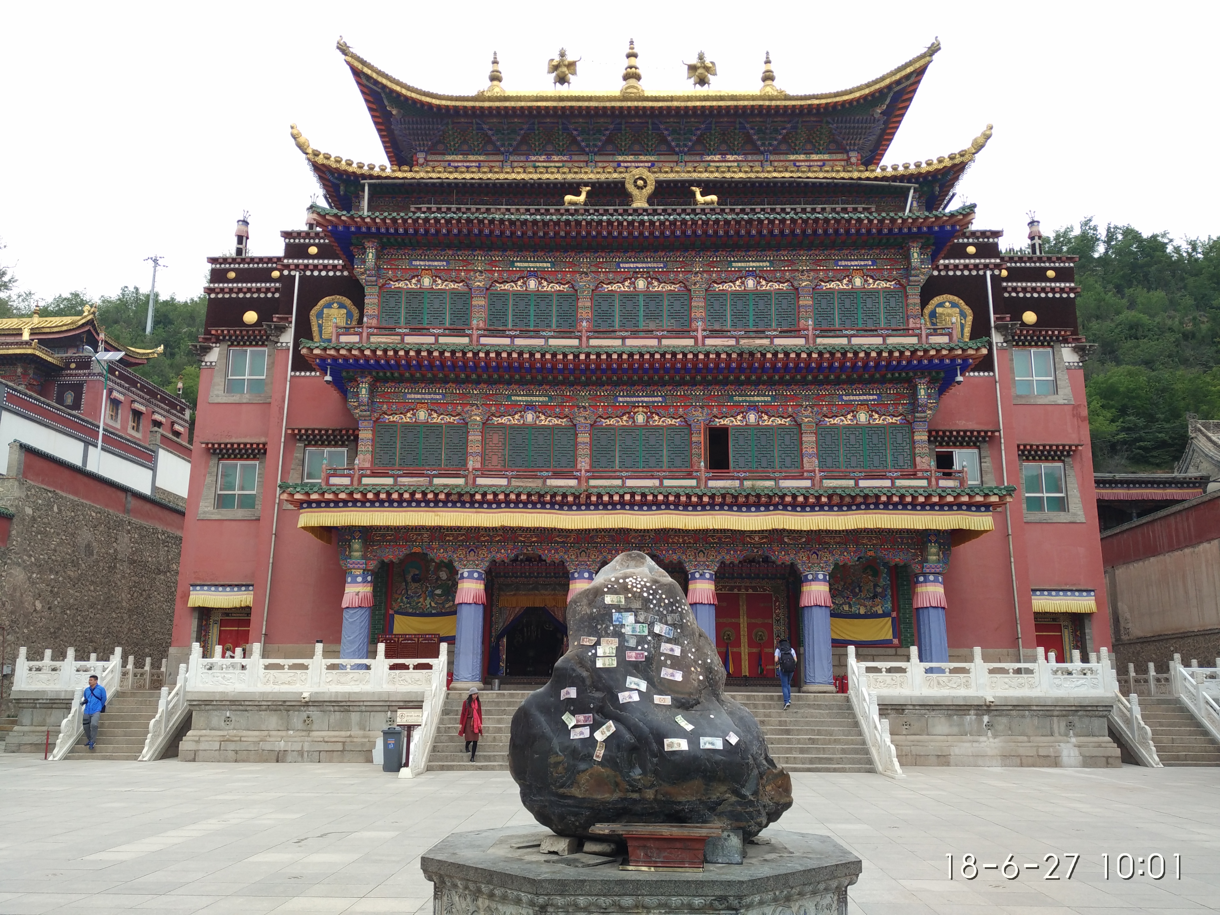 雪域高原上的圣地 虔诚的佛教寺庙群 "湟中塔尔寺"