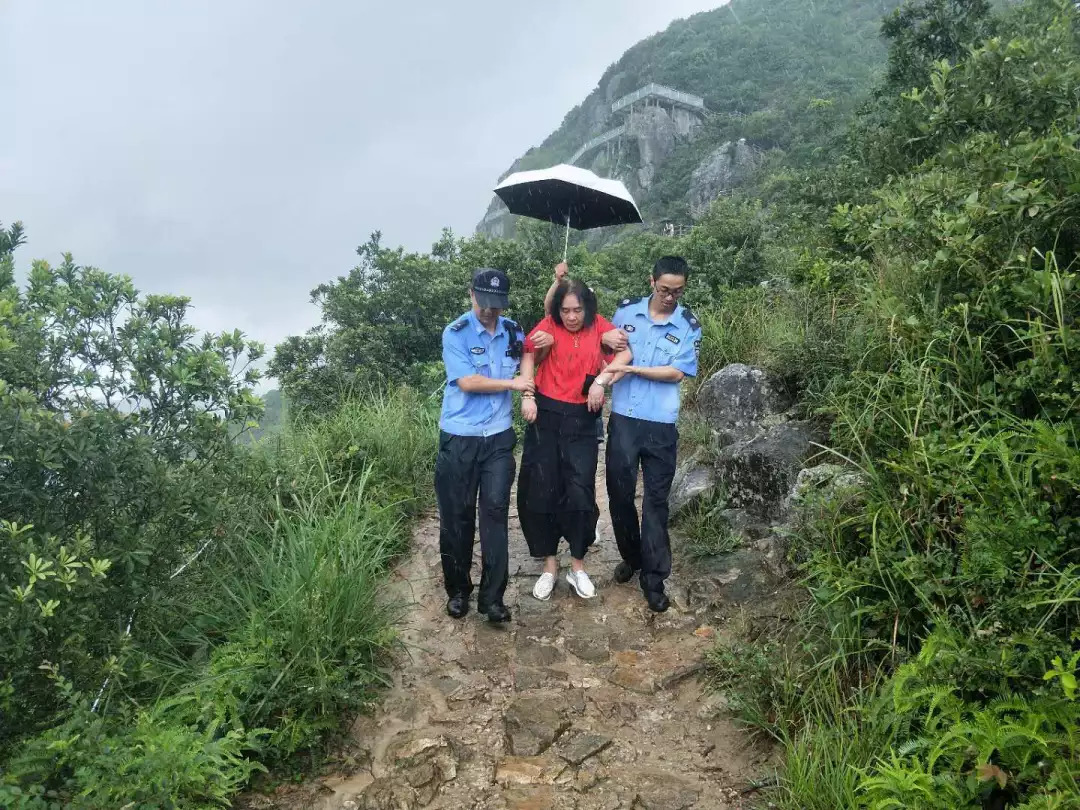 情况危急,茅洋玻璃栈道景点有人晕厥!民警冒雨徒步上山救援